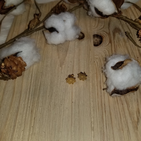 Gorgeous Hollow Snow Lotus stud earrings in GOLD - Picture 6 of 7